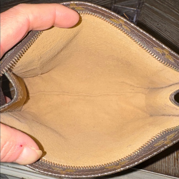 Louis Vuitton Monogram Toiletry Pouch 19 made of classic monogram canvas - Picture 8 of 8